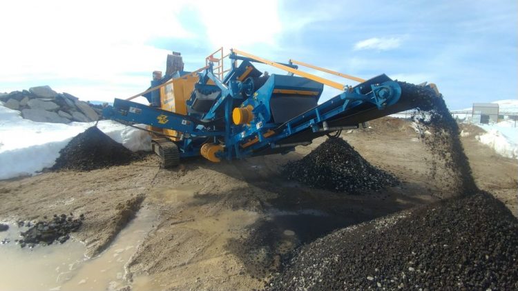 The Rebel Crusher processing asphalt